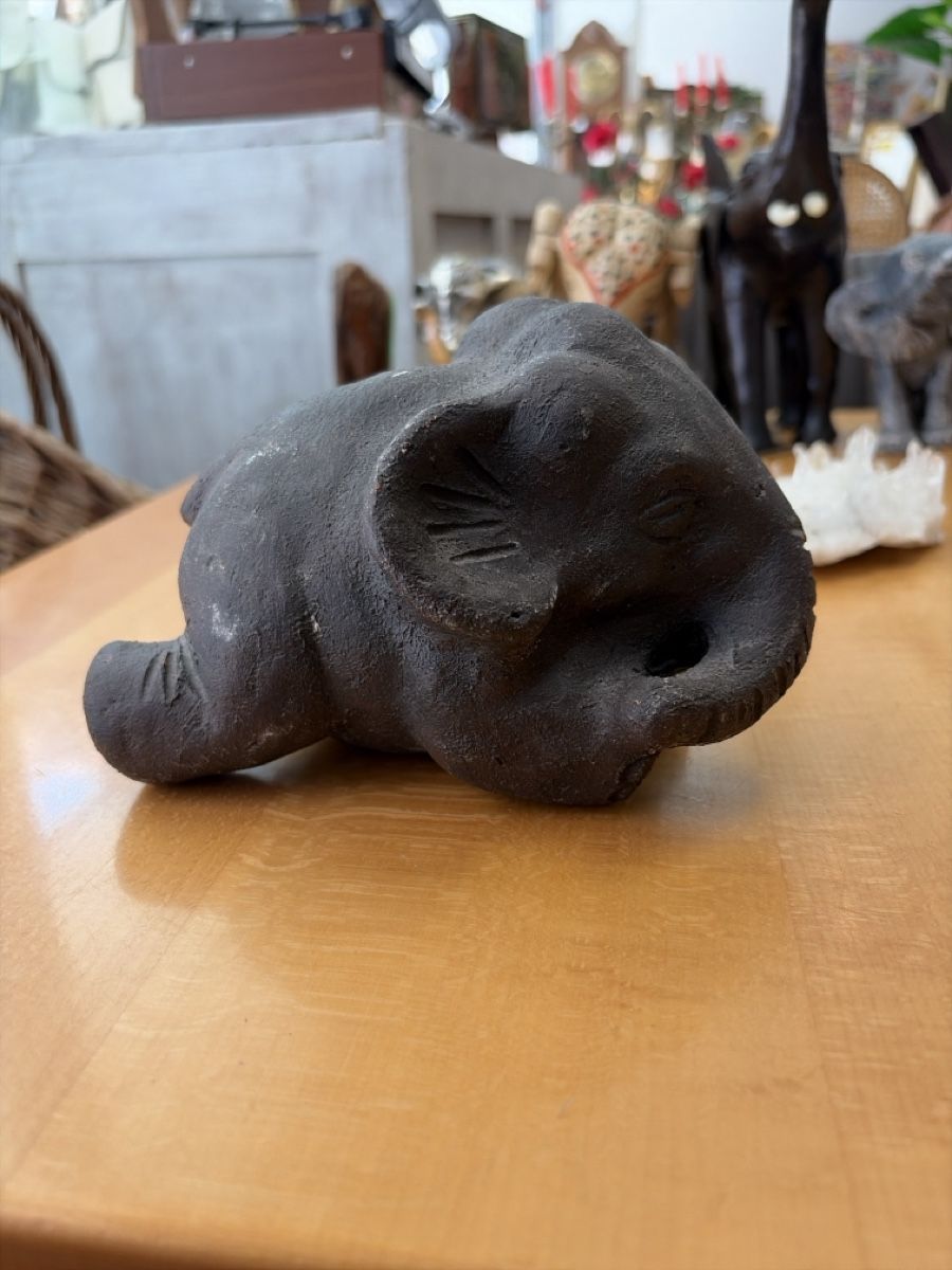 Figuren: Dekorative Elefantenfigur aus dunklem Material, liegend – Gebraucht aus Rorschach von TrendyDeals 3