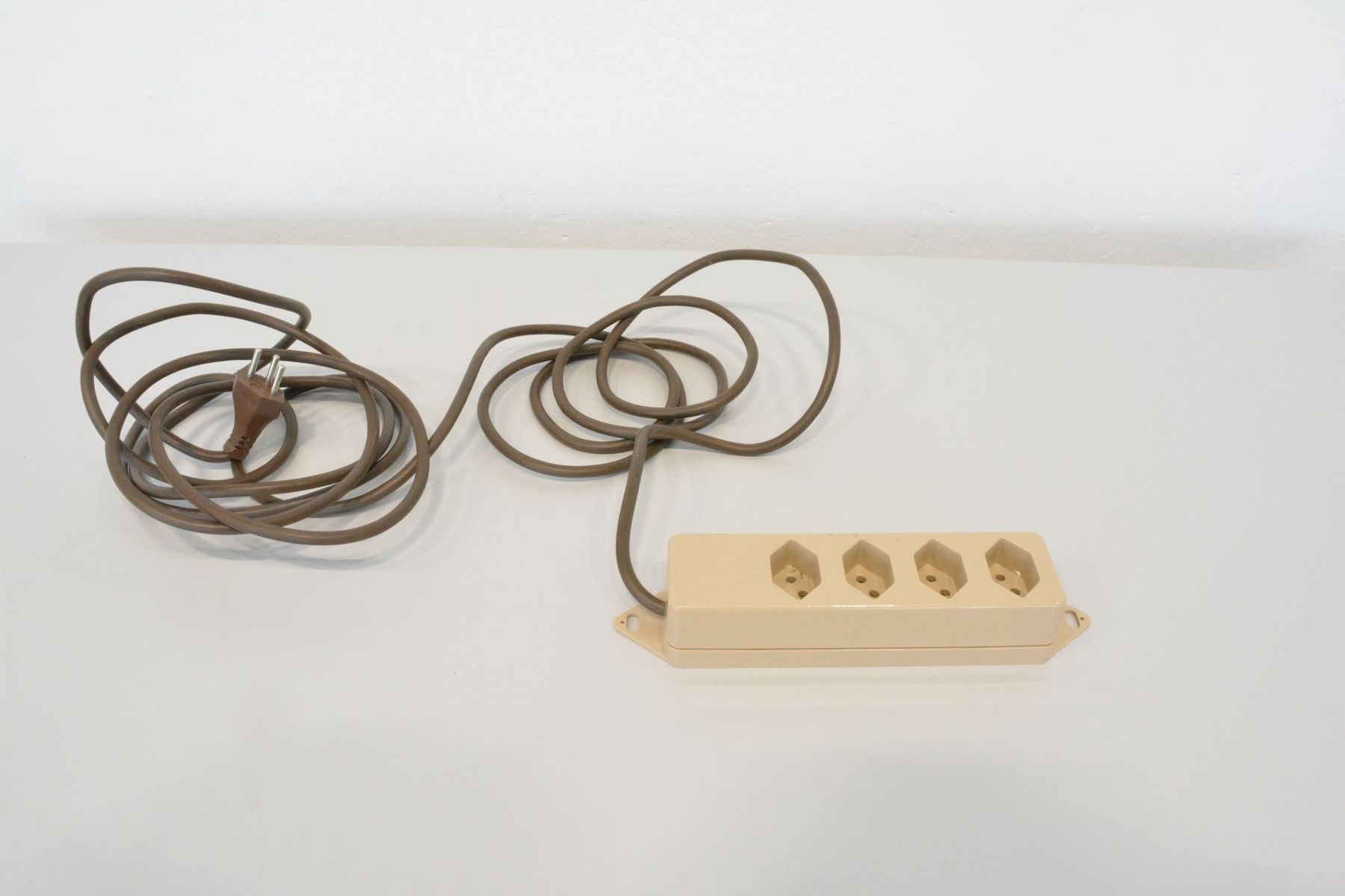 Spine: Max Hauri Basic Mehrfachstecker Beige - 4 Anschlüsse – Usato da Schönenwerd venduto da mcofficeshop