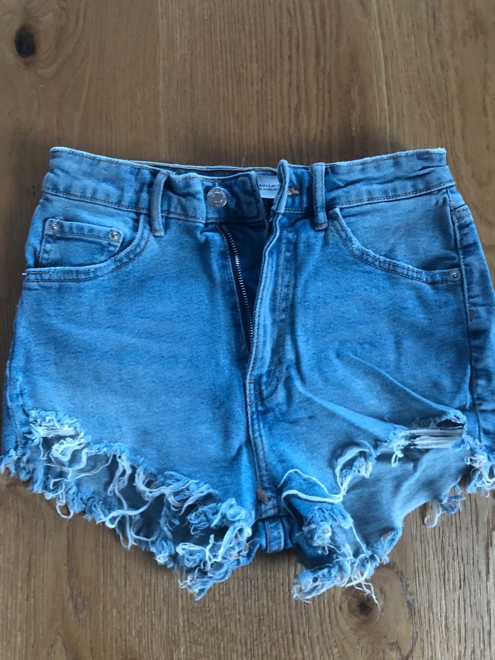 Zara Jeans: JEANSSHORTS ZARA 34 – Usato da Wattwil venduto da jopara