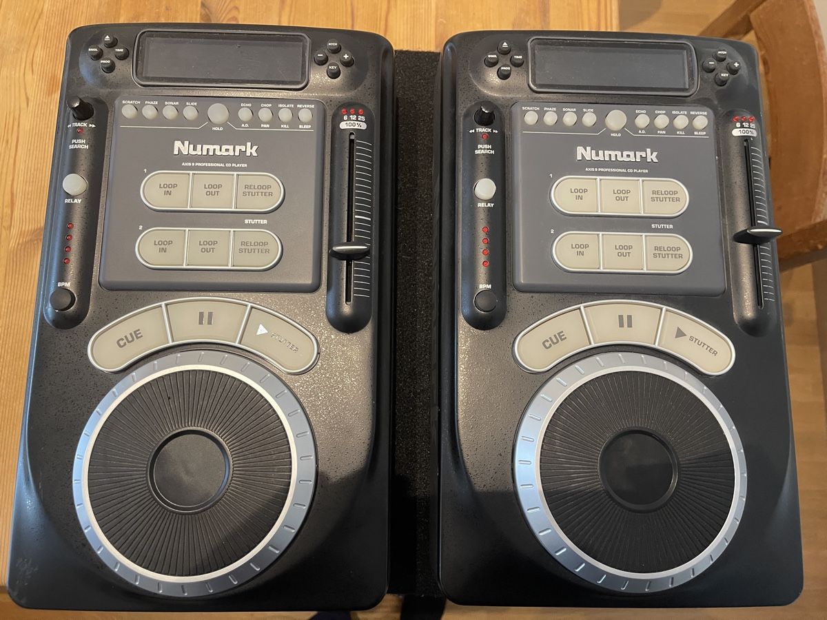 Numark Sistemi audio & multimediali: 2xNumark AXIS 9 Professional CD Player Set schwarz gebraucht – Usato da Greifensee venduto da 27Coco27