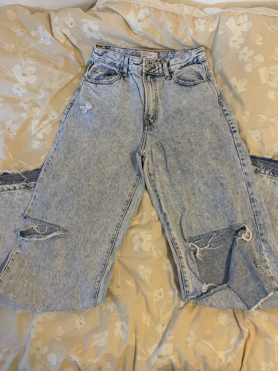 Jeans: Light Wash Distressed Jeans – D'occasion à Chambésy par tiffwears7
