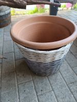 Grosser Pflanztopf mit Korb, ideal für den Garten