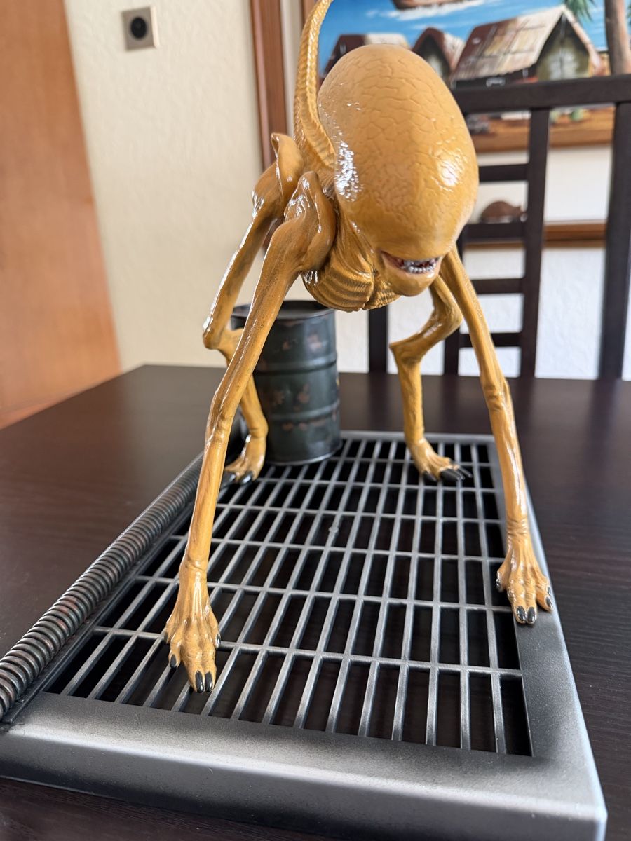 Sculture & Statue: Figurine Alien 3 dog bambi – Nuovo (secondo la descrizione) da le locle venduto da caryl 1