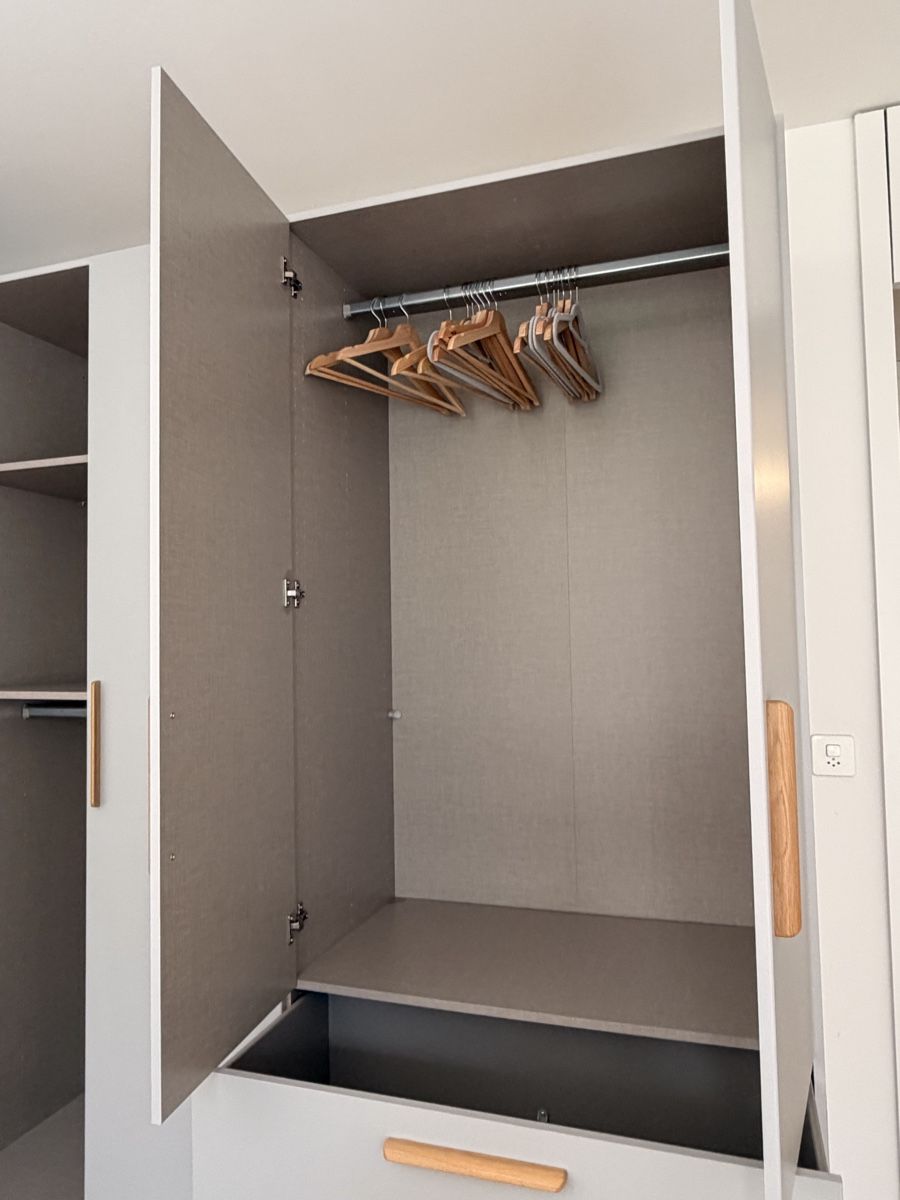 Armoires: Kleiderschrank Skandi mit Schubladen – D'occasion à Laupen BE par Lisafurby 4