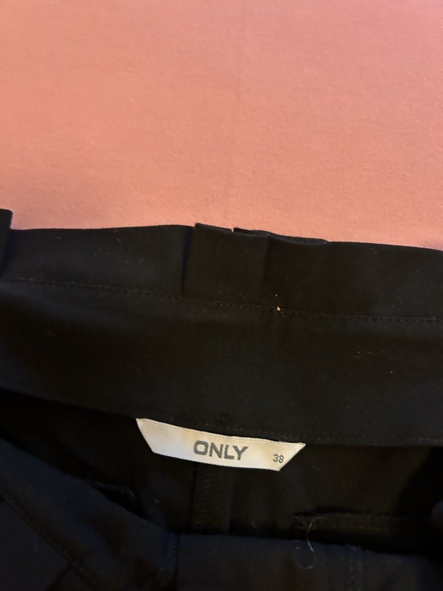 Only Pantaloni: Schwarze Stoffhose, Paperback Stil – Usato da Zürich venduto da cla_g627 3