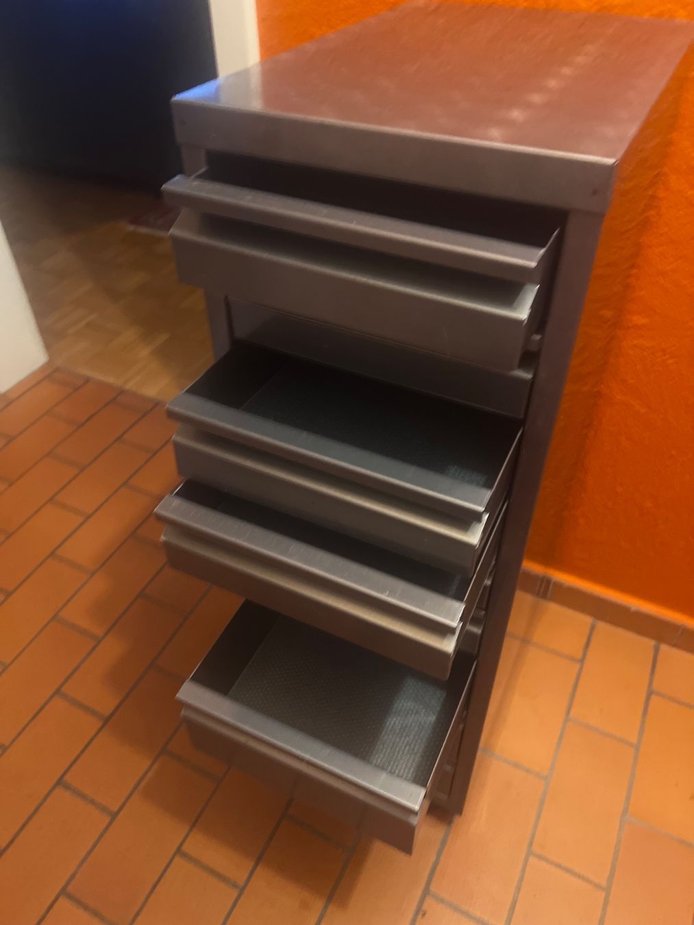 Korpus: Metall Schubladenschrank Rollcontainer 9 Schubladen – Gebraucht aus Oberengstringen von Cici7 5