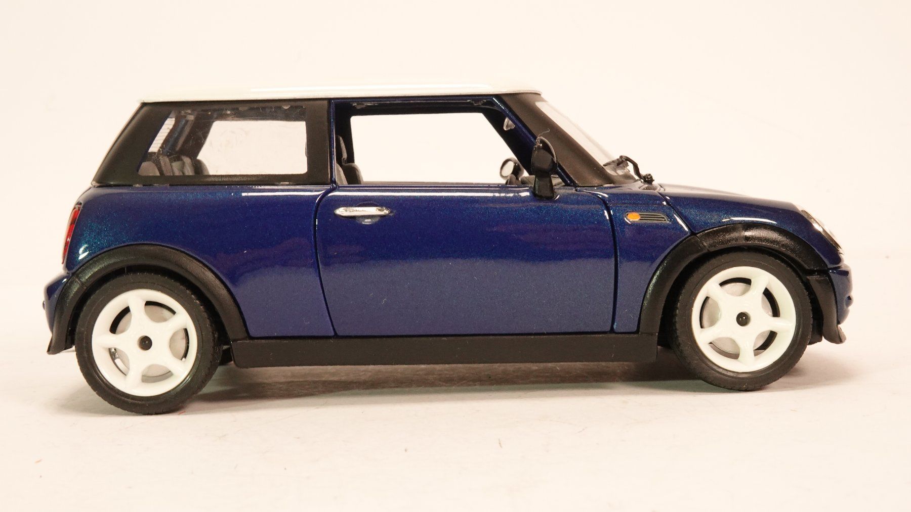 Bburago Modellini d'auto: e30 Bburago 1:24 Mini Cooper blau – Usato da Thun venduto da evinka_gmbh 3