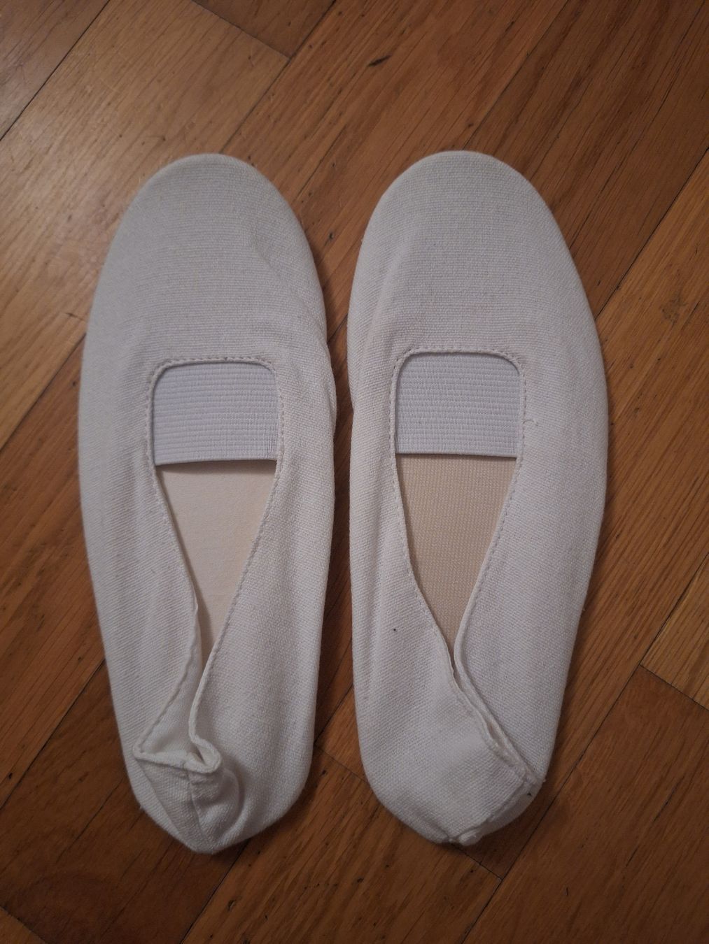 Schuhe für Mädchen: Weisse Turnschläppli, Turntäppeli Grösse 32 – Neu und originalverpackt aus Hausen am Albis von cheeeck