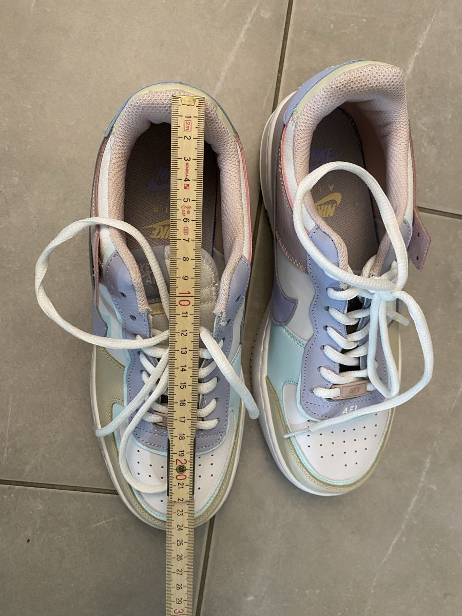 Nike Scarpe da donna: Nike Air Force One Damenschuhe farbig, Grösse 41 – Nuovo (secondo la descrizione) da Hünenberg See venduto da lar_9zjk 1