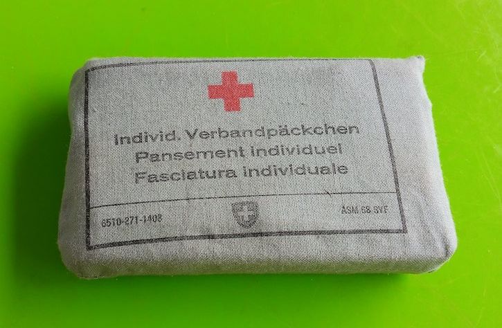 Verbandkästen: Schweizer Armee Verbandspäckchen – Neu und originalverpackt aus Basel von stephan6015