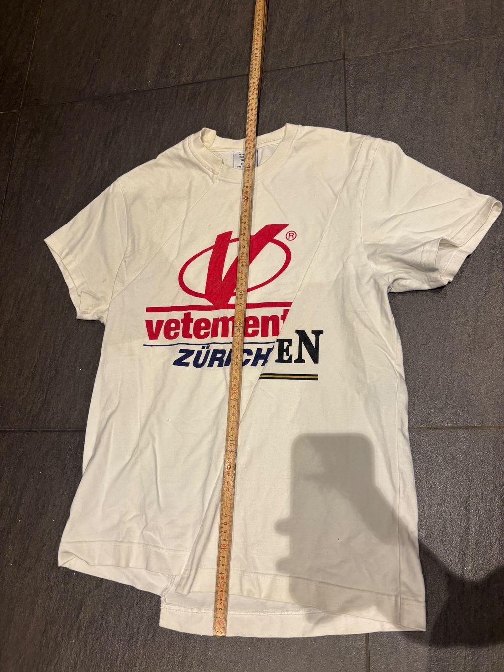 T-shirt: VETEMENTS T-Shirt – Nuovo (secondo la descrizione) da Heimiswil venduto da Mad2mad 2