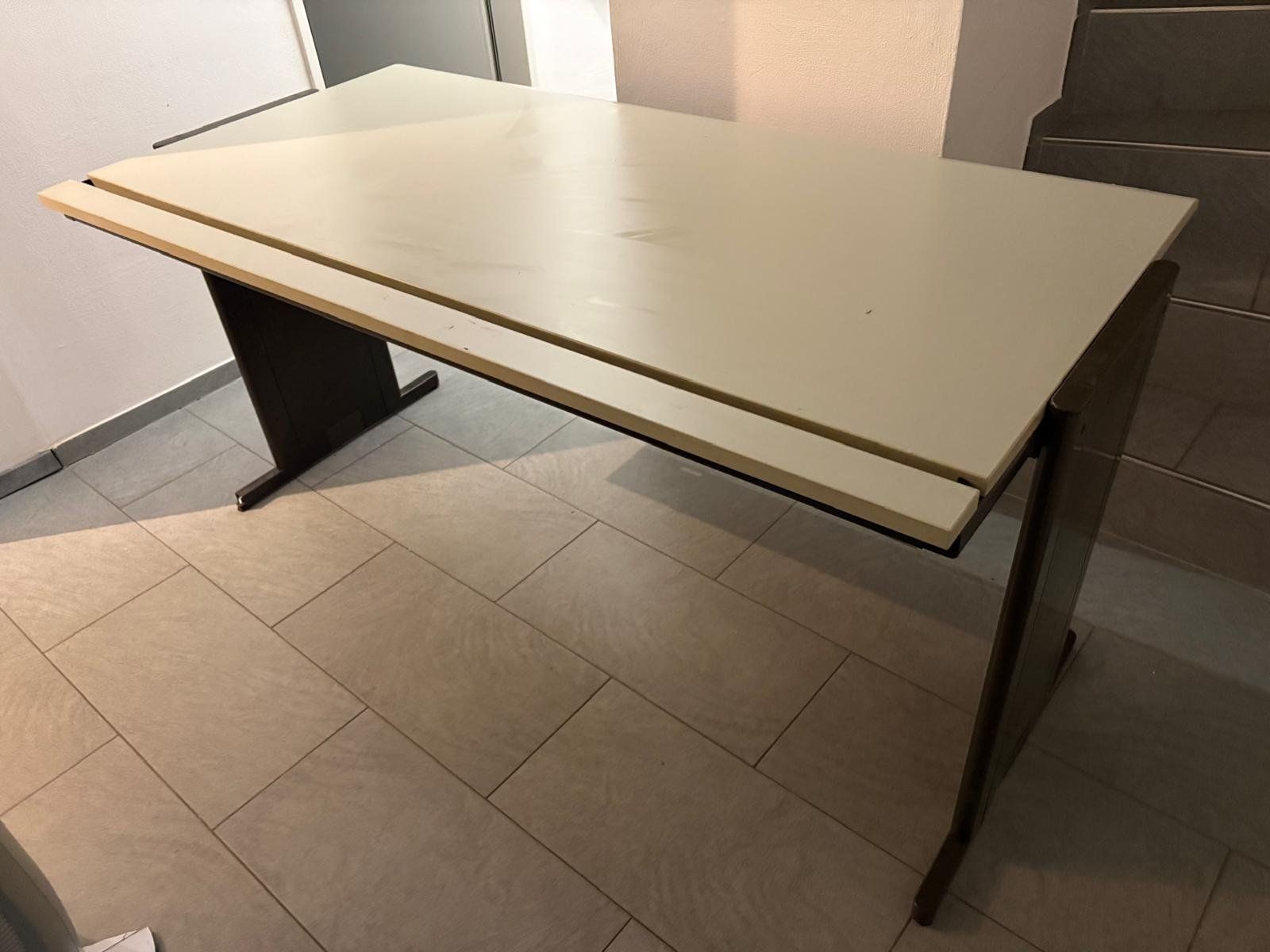 Lista Scrivanie: Schreibtisch/ Bürotisch – Usato da Oberglatt ZH venduto da Gatto 1