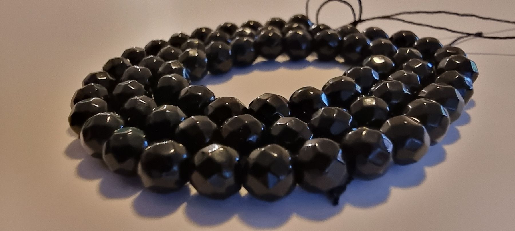 Mineralien & Heilsteine: Onyx schwarz facettiert 6mm. Strang – Neu und originalverpackt aus Menziken von Mirager