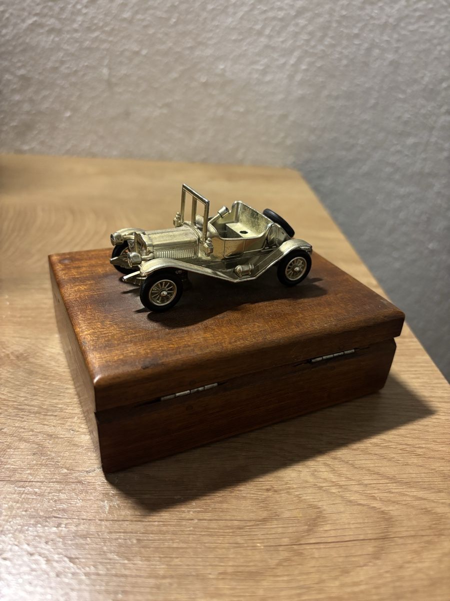 Voitures modèles: Antike Holzbox mit Oldtimer Metallfigur – D'occasion à Orpund par BlackEagel80 3