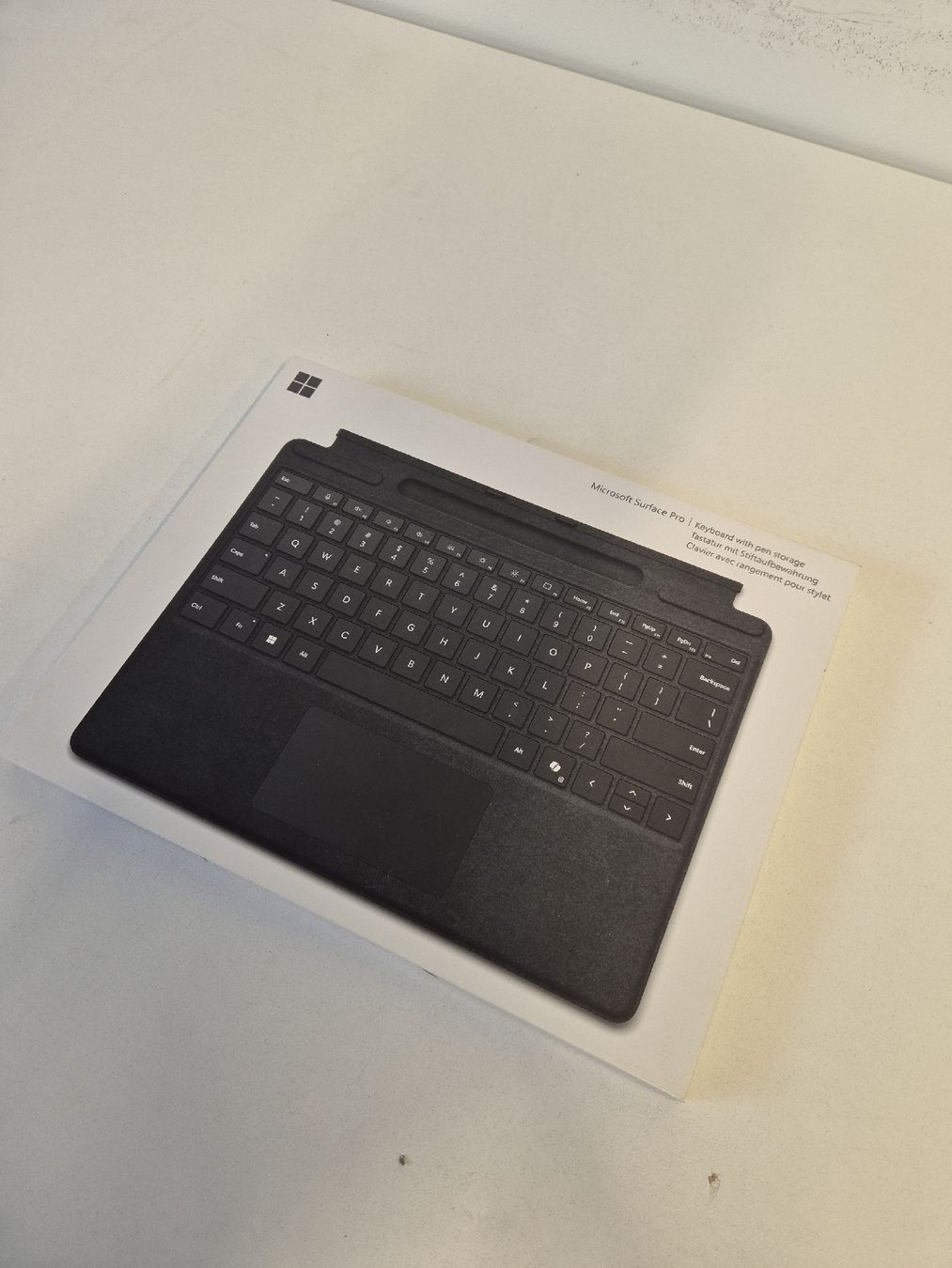Tastiere: Microsoft Surface Pro Tastatur mit Stiftablage schwarz – Usato da Bern venduto da latrouvaillebern 1