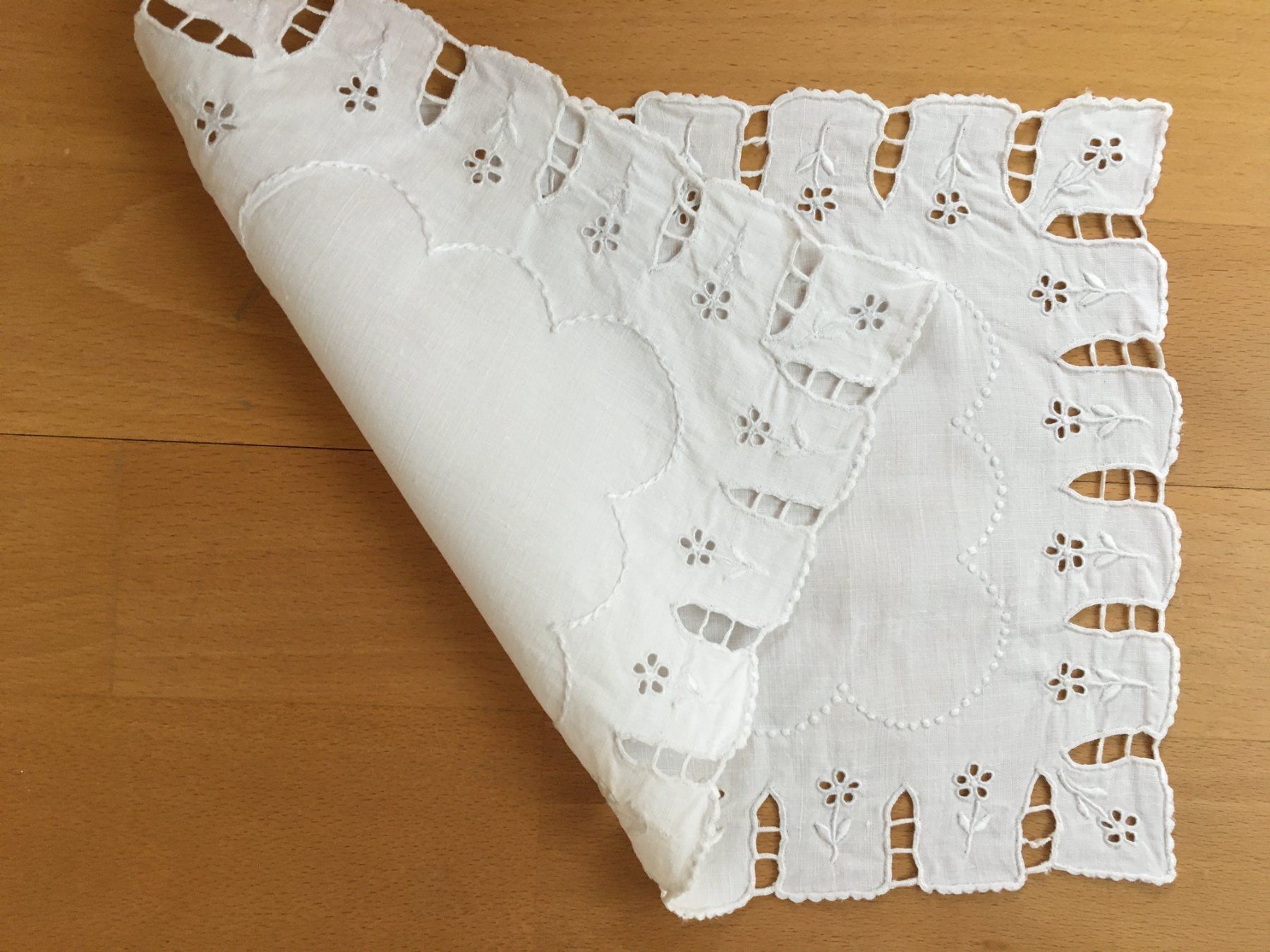 Sottobicchieri: Spitzendeckchen   Handarbeit  30 x 19 cm – Usato da Subingen venduto da ArtBead 1