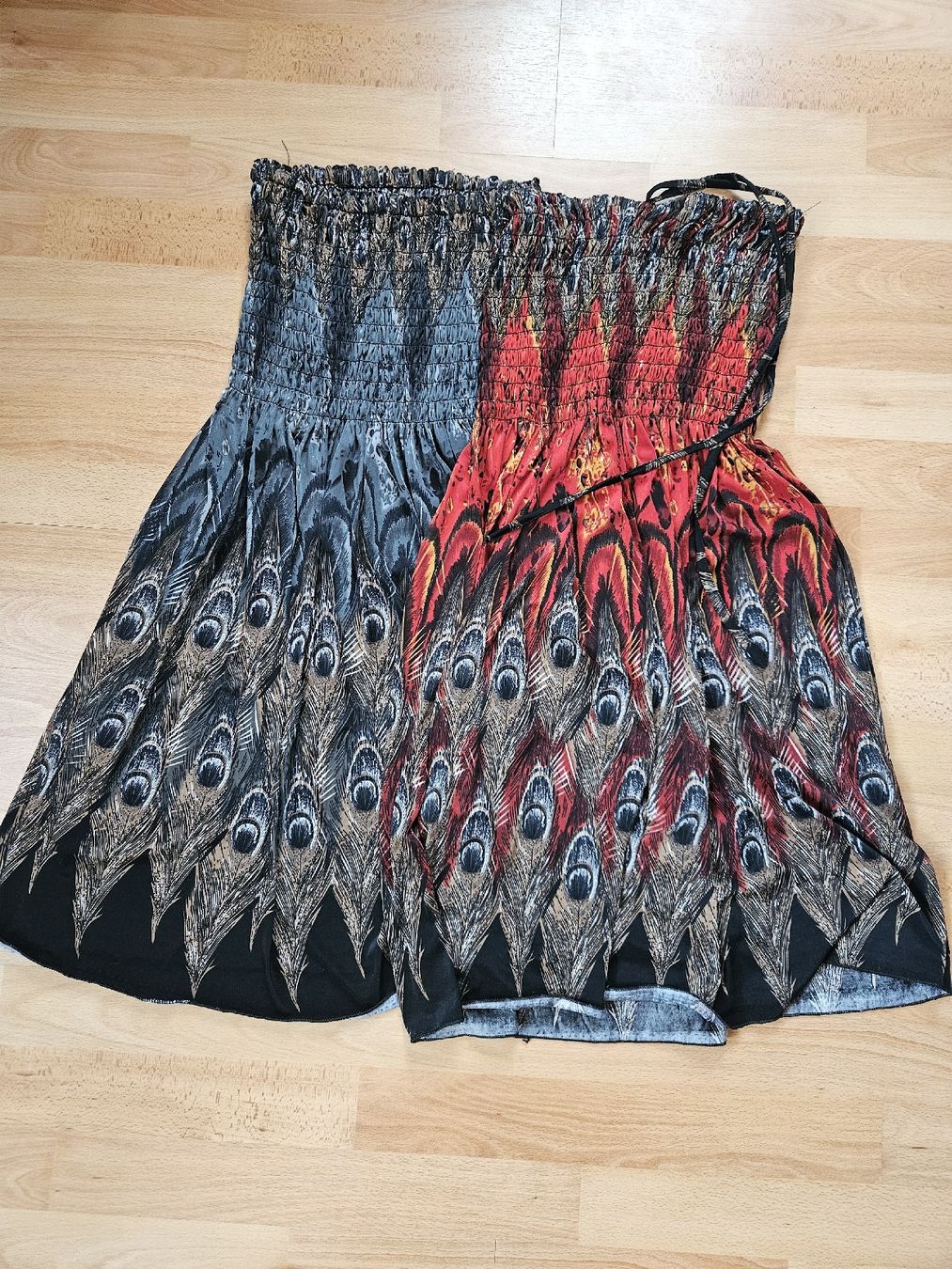 Kleider: 2x Sommerkleid mit Pfauenmuster – Gebraucht aus Ebikon von SecondChance_byM