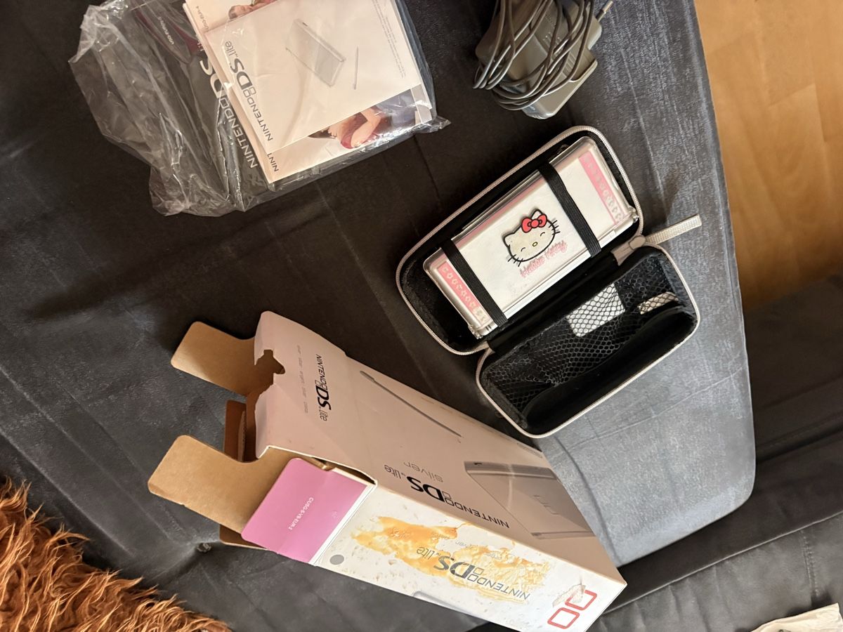 Nintendo Console: Console Nintendo DS Lite argent avec étui Hello Kitty – Usato da Carouge GE venduto da irma016 7