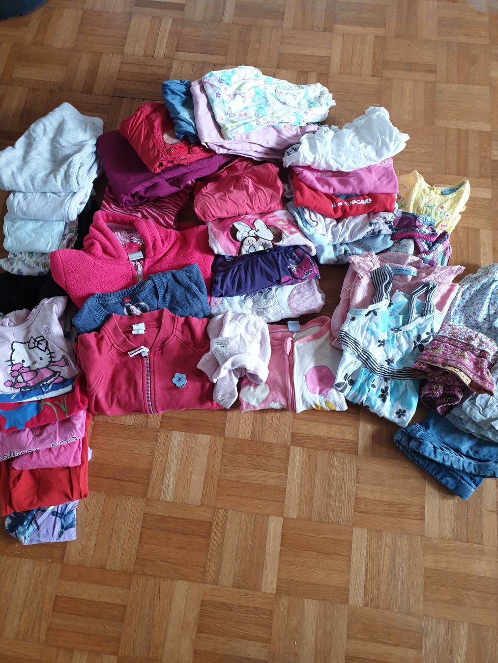 Lotti & Set di vestiti: Kleiderpaket Mädchen Grösse 92 / 39 Teile – Usato da Fulenbach venduto da Frestyle