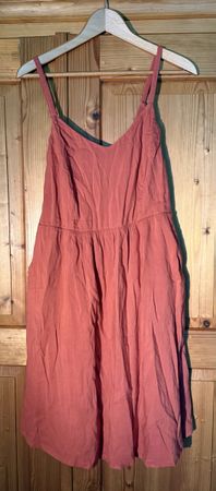 Sommerliches Kleid in Koralle - perfekt für warme Tage!