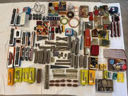 Grand lot de trains, rails et accessoires très anciens