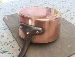 Ancienne casserole en cuivre professionnelle