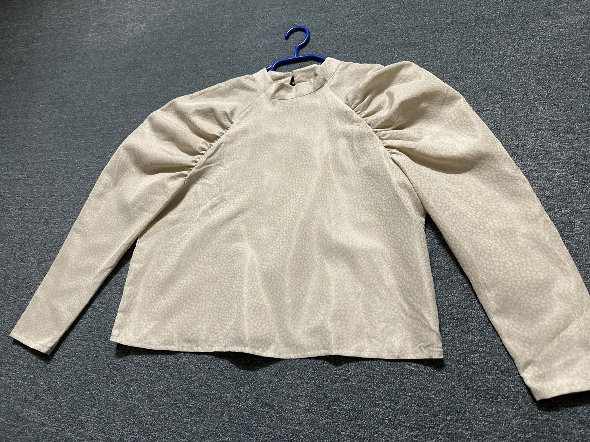 H&M Camicette: Damen Bluse beigegold mit Puffärmeln – Nuovo (secondo la descrizione) da Baltschieder venduto da YmroBe