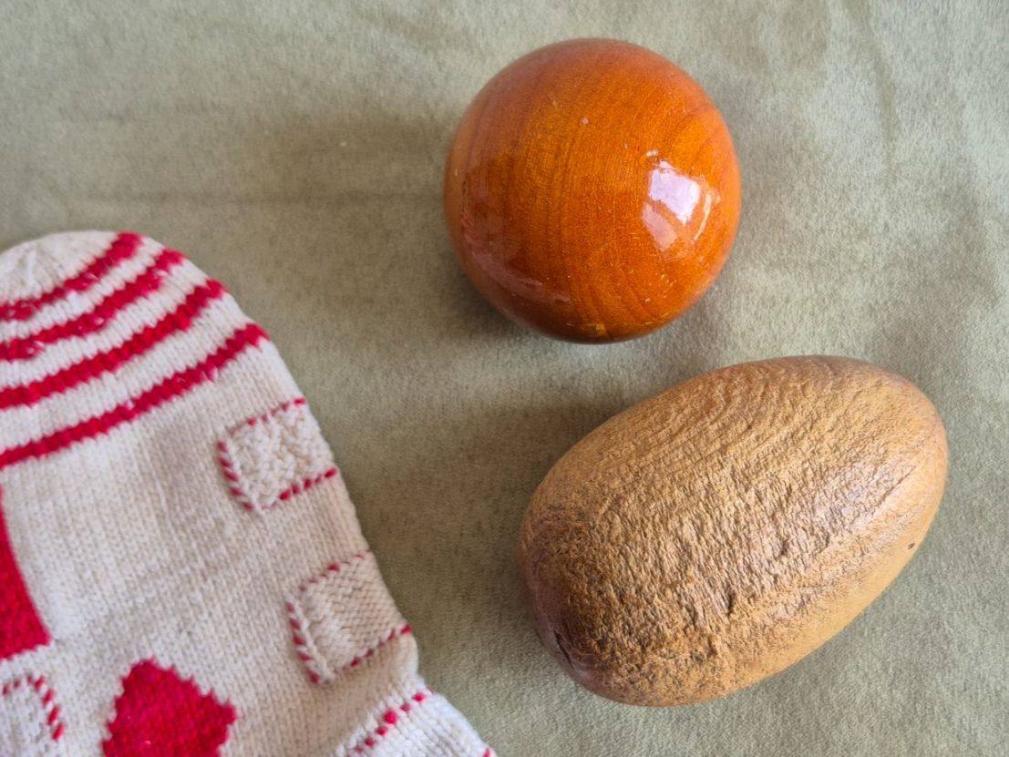 Articles en bois: Flicksocke / Stopfsocke mit Stopfei und Stopfkugel – D'occasion à Eggersriet par Fredb 1