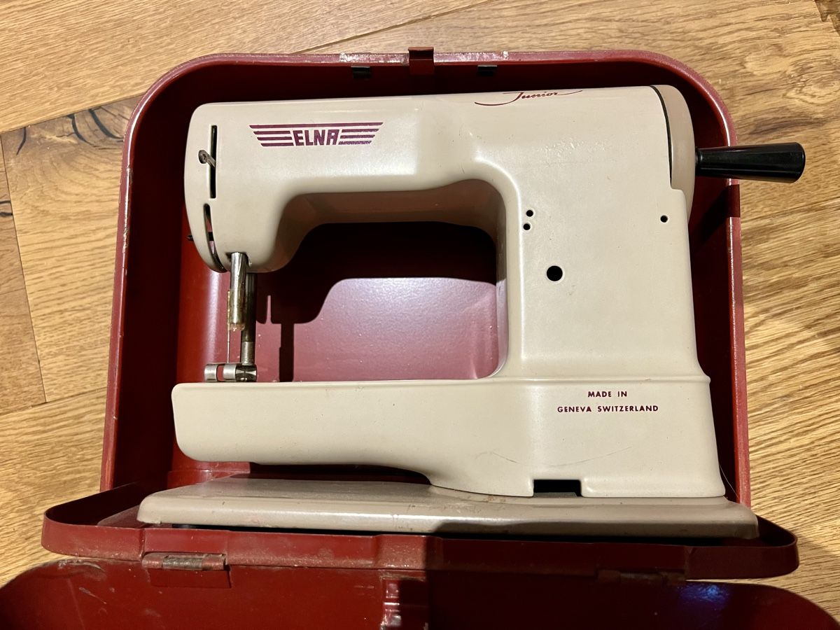 Elna Macchine da cucire: ELNA Junior Nähmaschine, 1965 – Usato da Steffisburg venduto da Bird304 1
