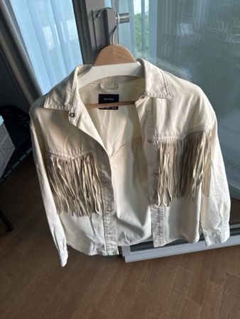 Jeansjacke Damen beige Fransen Bershka