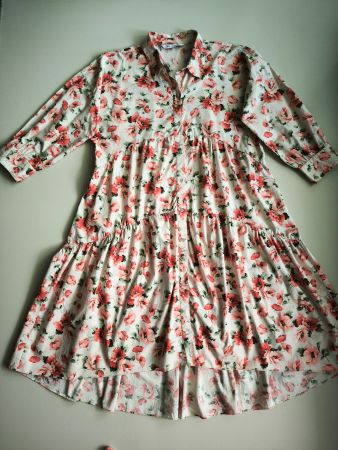 Zara Midi-Sommerkleid mit Blumenmuster, Größe XL