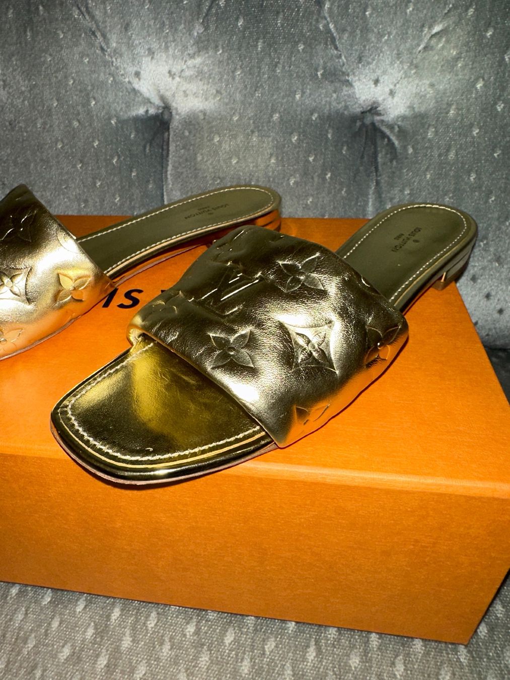 Louis Vuitton Scarpe da donna: Louis Vuitton Sandalen Gold Gr. 40 – Usato da Basel venduto da Blausara707 1