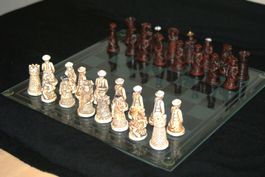 Glas-Schachbrett mit speziellen Figuren