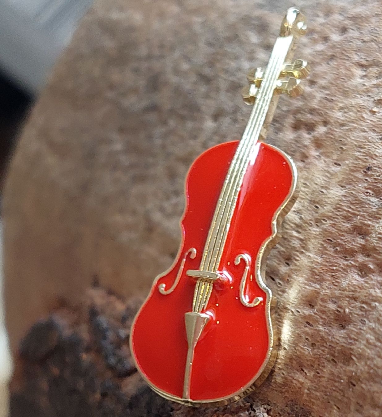 Spille & Fermagli: Brosche Geige Cello Rot-Gold – Nuovo (secondo la descrizione) da Oberwil BL venduto da Kukkaniitty 2