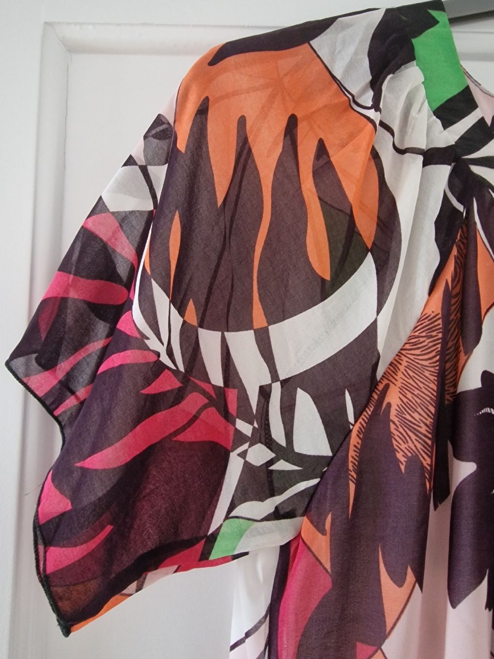 Tuniken: Look Here Blusenshirt L wunderschön mit schwarzen Rüschen. – Neu (gemäss Beschreibung) aus Ottenbach von Claurin 2