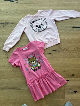 Moschino Sweater & Kleines Mädchenkleid