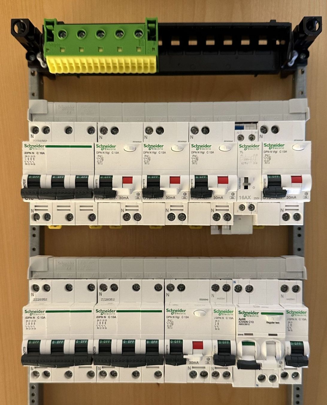 Schneider Interrupteurs: Schneider Electric - FI/LS - LS-Schalter – D'occasion à Dielsdorf par Empowered 1
