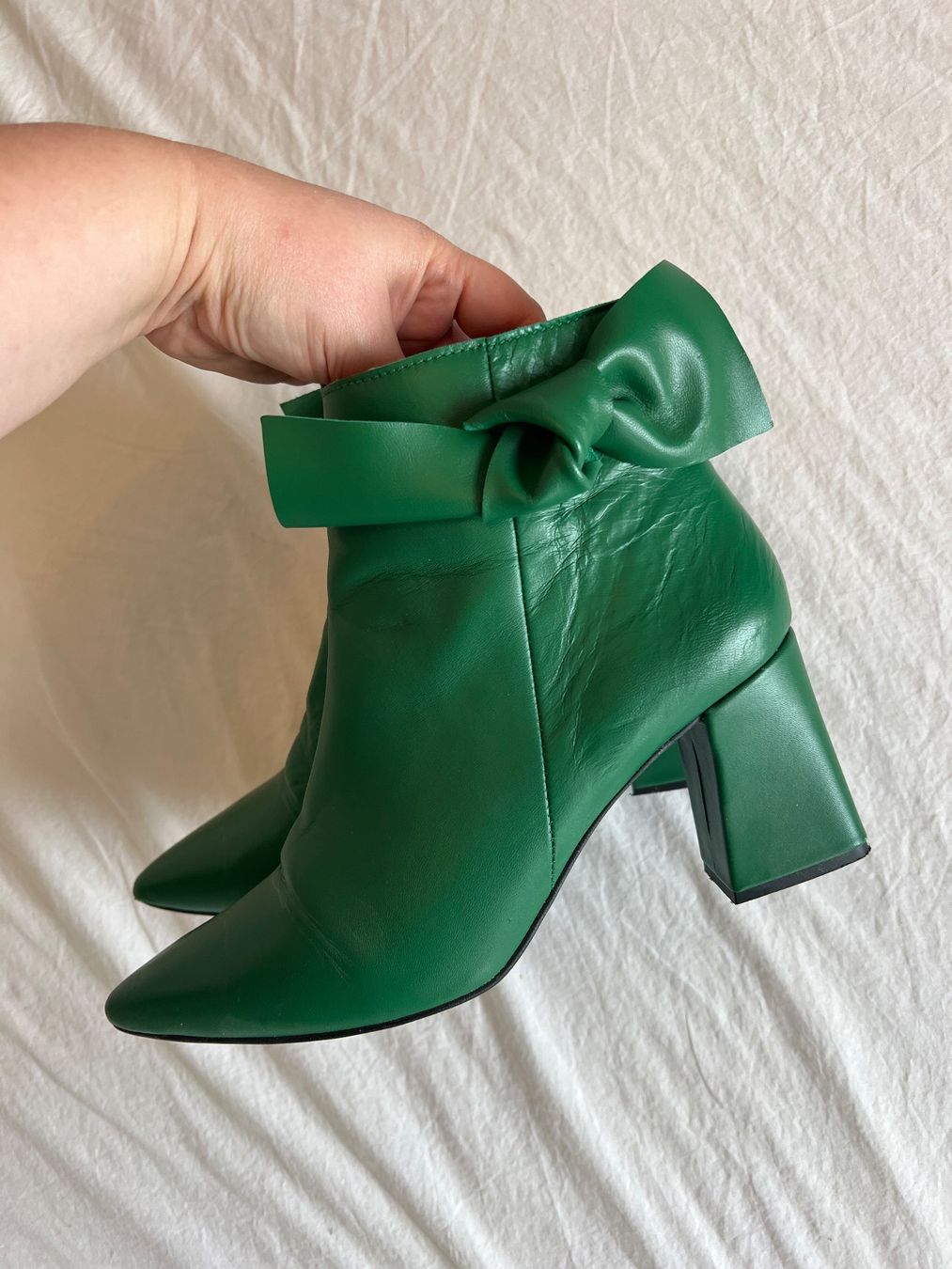 Scarpe da donna: Bottines vertes à noeuds 38 – Usato da Neuchâtel venduto da Thesebootsaremadeforwalking 2