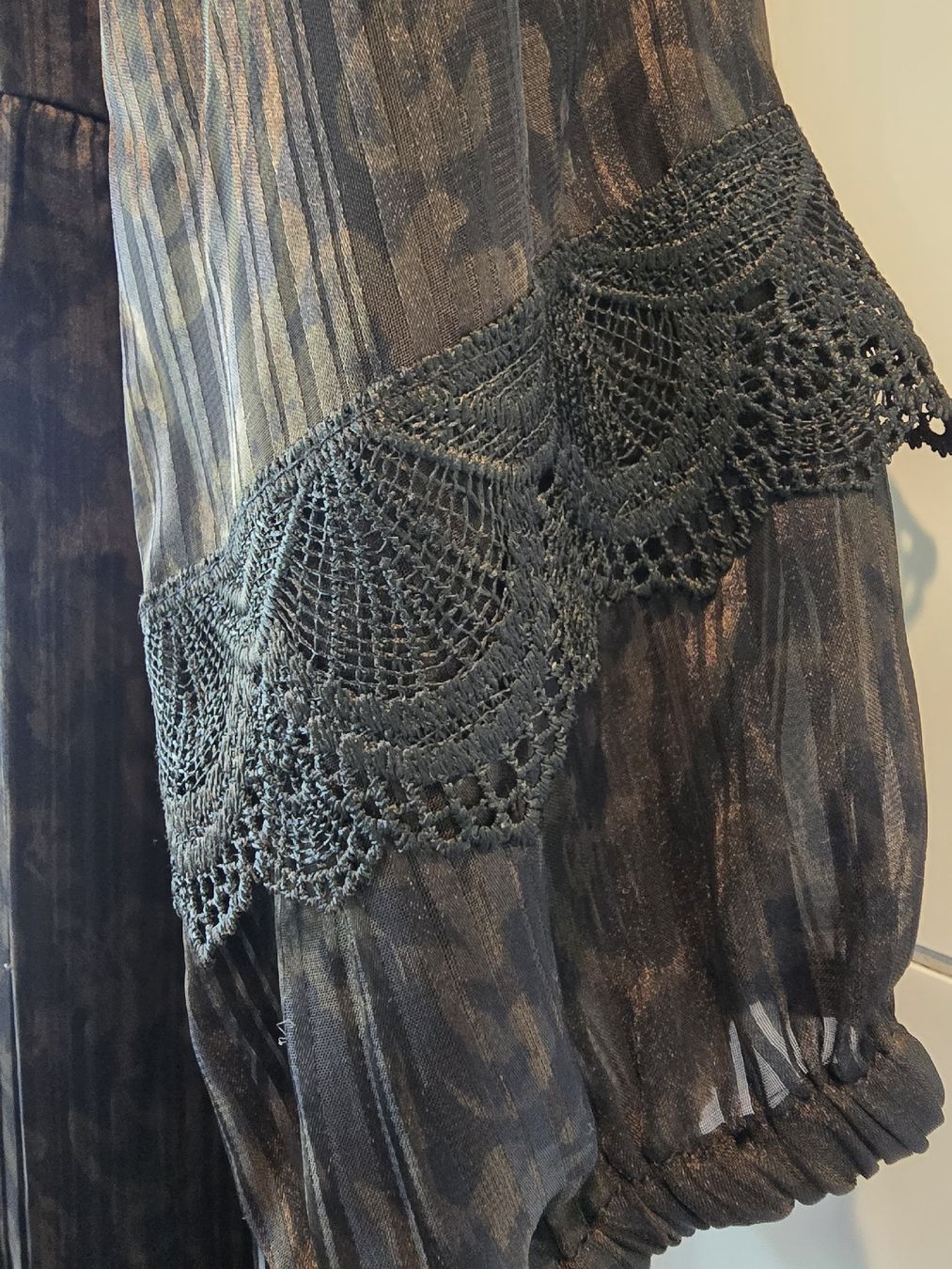 Kleider: KAFFE Damenkleid mit Spitze, schwarz, Grösse 42 – Gebraucht aus St. Gallen von charly92 5