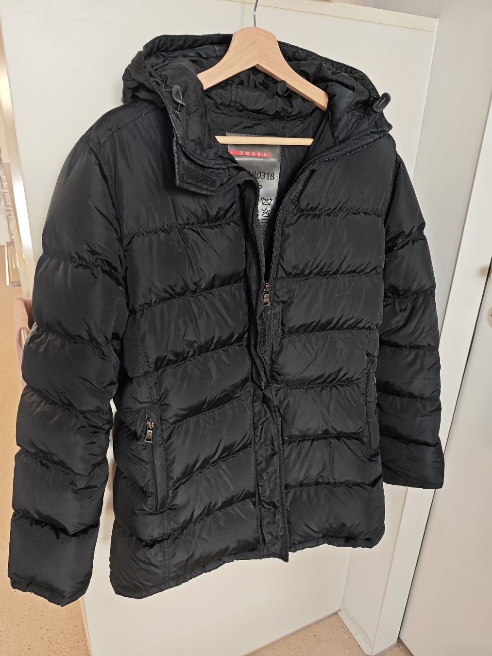 Prada Jacken: Prada Black Down Padded Jacket, Size 42, Winter Essential 🖤 – Gebraucht aus Zürich von alu_dzr7