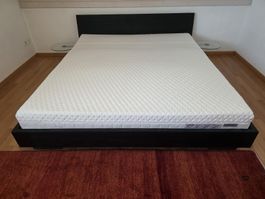 Biete Bettgestell mit Matratze 180x200 cm - Top Zustand!