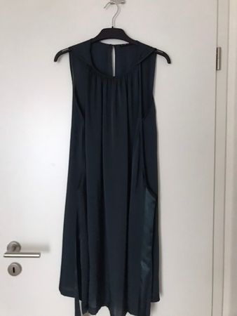 Robe ,  M , Sisley.