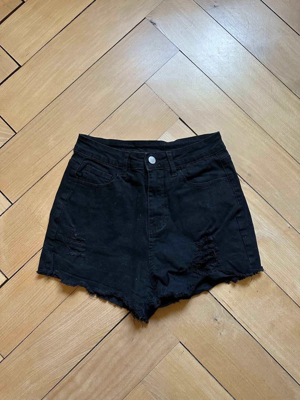Shein Jeans: SHEIN - Jeansshorts schwarz S – Usato da Zürich venduto da Diazaio