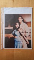 Roger Moore / Madeline Smith, Original Autogramme auf Foto