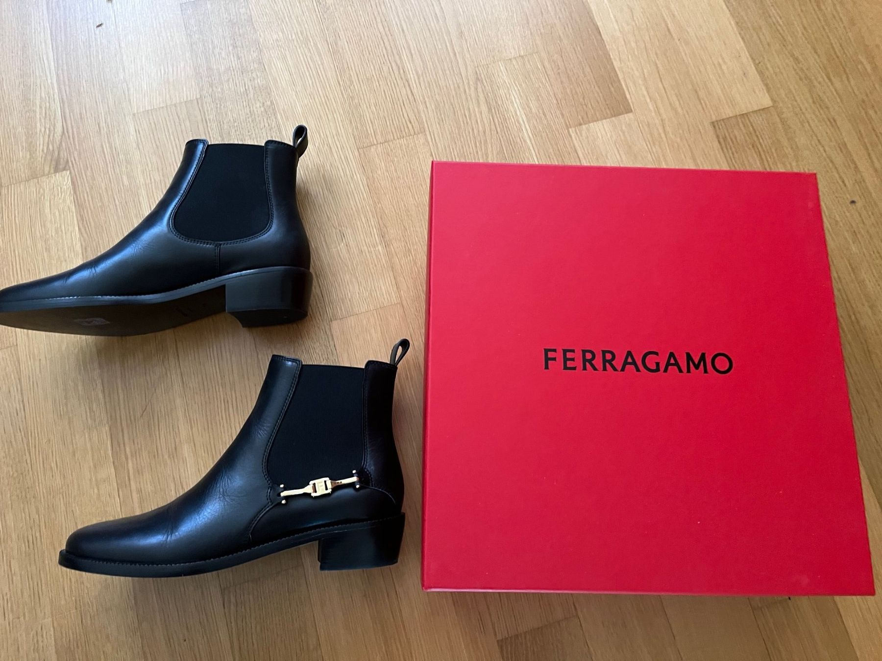Salvatore Ferragamo Scarpe da donna: SALVATORE FERRAGAMO Stiefeletten 38 – Usato da Luzern venduto da Aleoschli