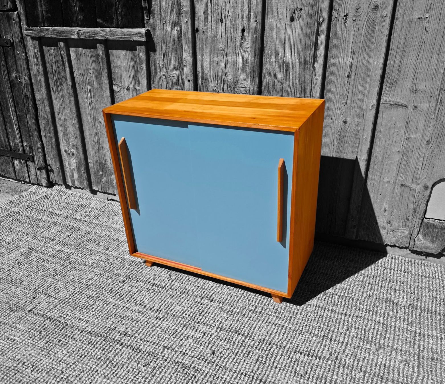 Cassettiere: Schiebetüren Sideboard  restauriert – Usato da Haslen AI venduto da Vintagelix