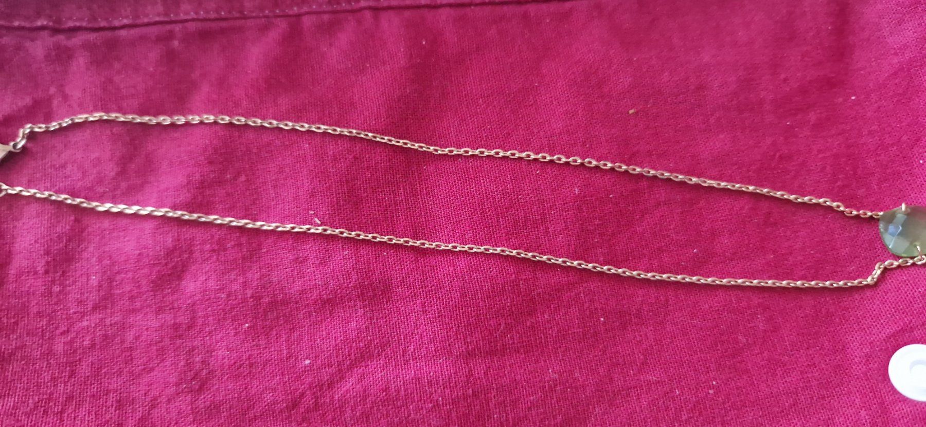 Catenine: Collier en métal doré et avec pendentif vert biseauté – Usato da Münchenbuchsee venduto da capa2014 2