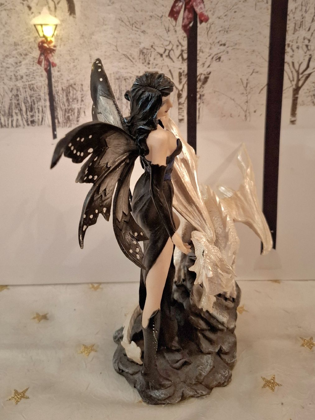Statuette: ELFEN- FIGUR SCHWARZ MIT DRACHE WEISS – Nuovo (secondo la descrizione) da Gretzenbach venduto da schibaya 2