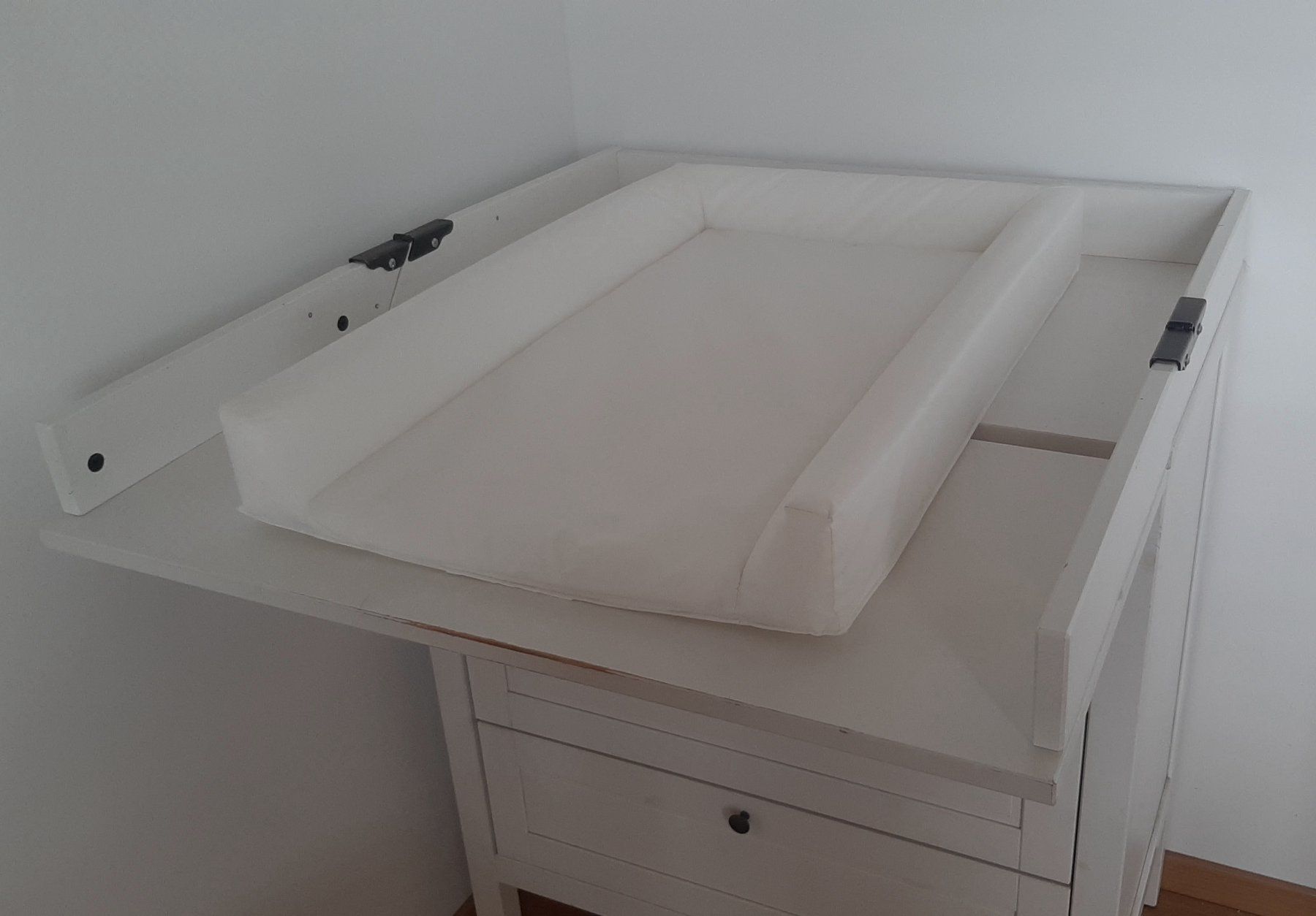Ikea Wickeltisch & Zubehör: Table à langer Ikea Sundvik – Gebraucht aus Plan-les-Ouates von jul_5ggd