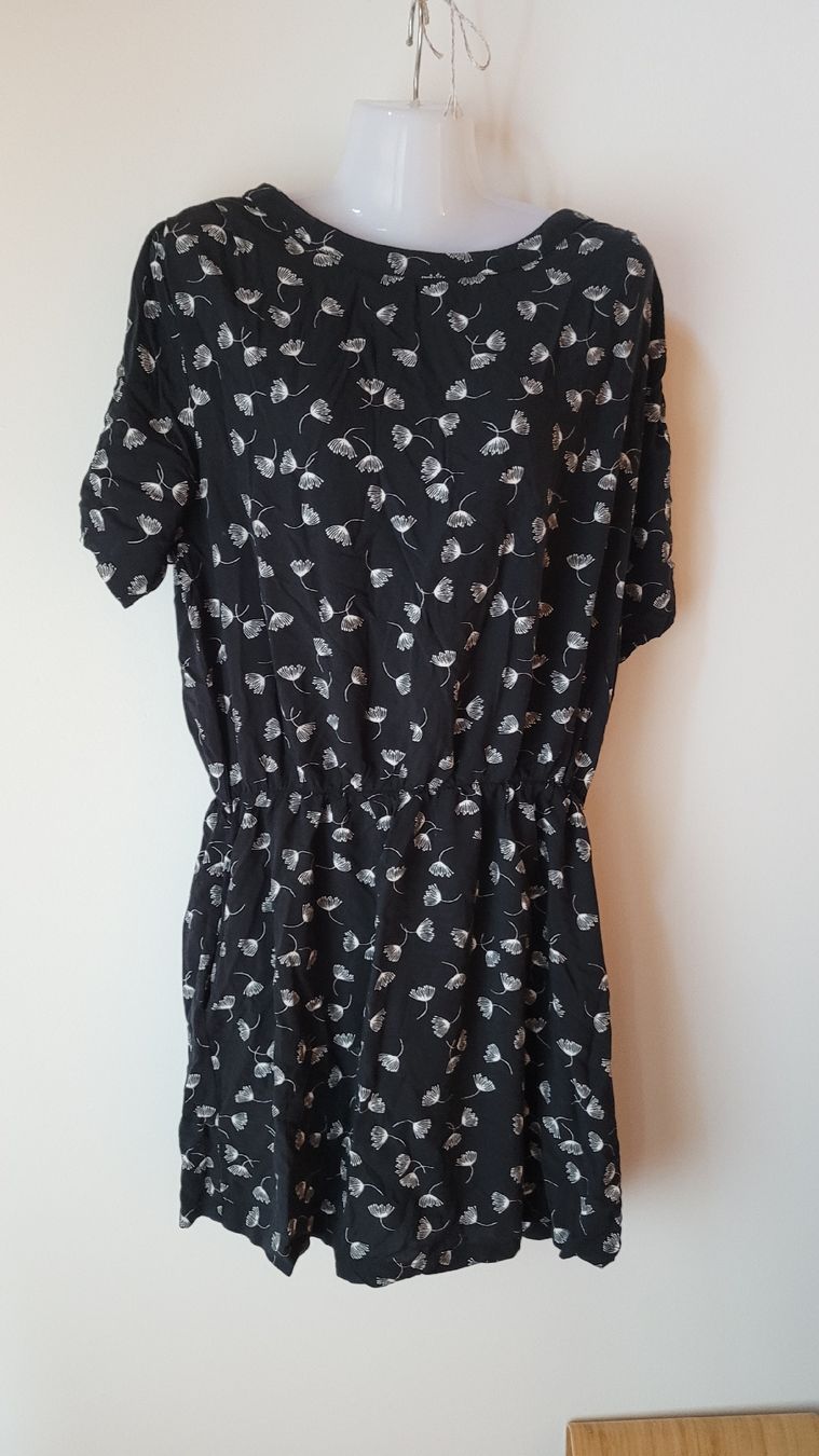Wemoto Kleider: Damen Kleid schwarz mit Blumenmuster – Gebraucht aus Horgenberg von Klatschmohnmaria